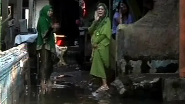 Petamburan Kebanjiran, Warga Lebaran di Tengah Banjir