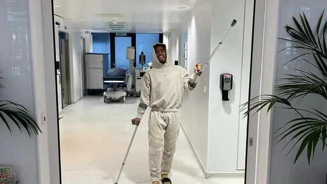 Gabriel Jesus Unggah Foto Gunakan Kruk (Source: Twitter @gabrieljesus9)