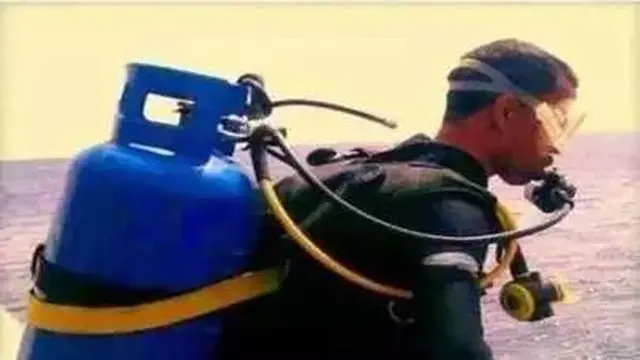 8 Potret Nyeleneh Orang Bawa Tabung LPG, Ada yang Sambil Atraksi