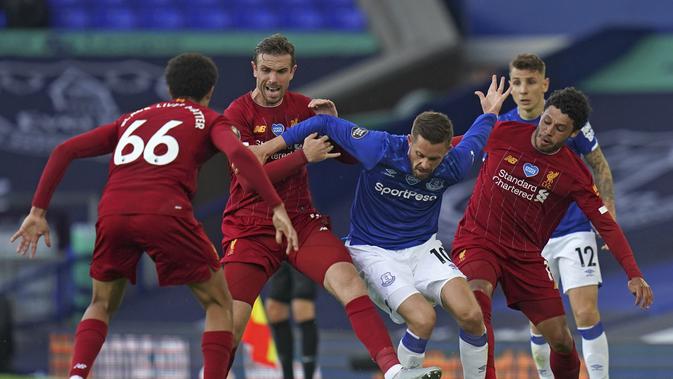 Dua pemain Liverpool Trent Alexander-Arnold dan Jordan Henderson mencoba mengadang pemain Everton Gylfi Sigurdsson dalam lanjutan Liga Inggris di Goodison Park, Senin (22/6/2020) dini hari WIB. (foto AP / Jon Super, Pool )