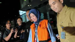 KPK resmi menahan Romi Herton dan istrinya, Masyito terkait kasus dugaan suap dalam penanganan sengketa pilkada Kota Palembang di MK, Kamis (10/7/14). (Liputan6.com/Faisal R Syam)