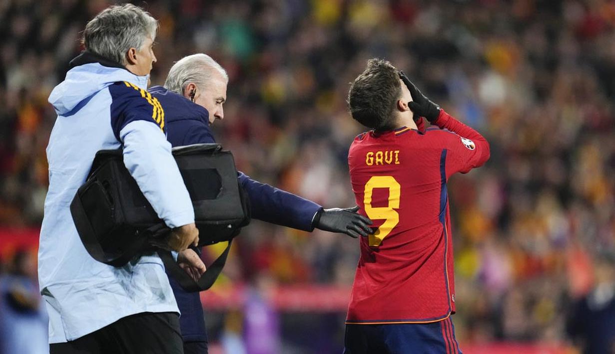 Pemain Spanyol, Gavi, meringis kesakitan karena mengalami cedera lutut saat melawan Georgia pada kualifikasi Euro 2024 Grup A di Stadion Jose Zorrilla, Valladolid, Spanyol, Senin (20/11/2023). (AP Photo/Manu Fernandez)