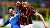 Bek AC Milan, Leonardo Bonucci berebut bola dengan pemain Sassuolo, Matteo Politano pada laga pekan ke-31 Serie A di San Siro, Minggu (8/4). Menjamu Sassuolo, AC Milan gagal meraih kemenangan usai hanya bermain imbang 1-1. (AP/Antonio Calanni)