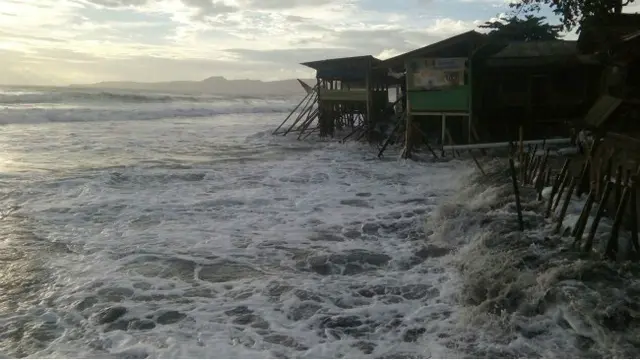 Gelombang Pasang Rusak Bangunan di Pesisir Pantai Palabuhanratu