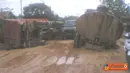 Citizen6, Samarinda: Keadaan jalan raya di salah satu daerah yang termasuk dalam Jalan Poros Samarinda-Berau rusak parah. Jalan ini telah mengakibatkan truk terguling. (Pengirim: Indista)