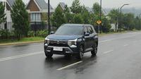 Tampilan gagah Gagah Mitsubishi Destinator di jalan. (©Mitsubishi Motors)
