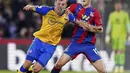 Gelandang Southampton James Ward-Prowse berebut bola dengan gelandang Crystal Palace Will Hughes pada pertandingan pekan ke-17 Liga Inggris di Selhurst Park, Kamis (16/12/2021) dini hari WIB). Laga antara Crystal Palace vs Southampton berbagi poin dengan skor akhir 2-2.  (Adam Davy/PA via AP)