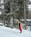 Dalam salah satu potret, Ayu Dewi terlihat memadukan kaus dan celana panjang basic dengan coat panjang yang menjadi elemen kunci dalam tampilannya.