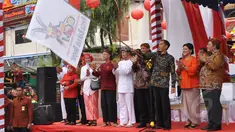 Sambil mengayunkan bendera, Presiden Jokowi memberi tanda dimulainya acara perayaan Cap Go Meh di Kota Bogor, Jawa Barat, Kamis (5/3/2015). (Liputan6.com/Faizal Fanani)
