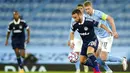 Pemain Manchester City Kevin De Bruyne (kanan) berebut bola dengan pemain Olympiacos Mathieu Valbuena pada pertandingan Grup C Liga Champions di Etihad Stadium di Manchester, Inggris, Selasa (3/11/2020). Manchester City mencukur Olympiacos dengan skor 3-0. (AP Photo/Dave Thompson)