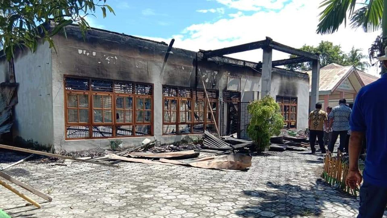 Kantor Desa Mallongi-Longi pasca pembakaran yang dilakukan oleh Muhammad Sai (Fauzan/Liputan6.com)