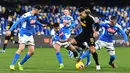 Striker Inter Milan, Lautaro Martinez, berusaha melewati pemain Napoli pada laga Serie A di Stadion San Paolo, Naples, Senin (6/1/2020). Napoli takluk 1-3 dari Inter Milan. (AFP/Tiziana Fabi)
