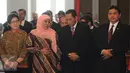 Kepala BNN, Budi Waseso (kedua kanan) berbincang dengan Menteri Sosial, Khofifah Indar Parawansa saat menghadiri upacara pengucapan sumpah jabatan Ketua dan Wakil Ketua BPK di Gedung MA, Jakarta, Rabu (26/4). (Liputan6.com/Helmi Fithriansyah)
