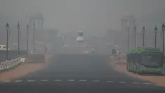 Rashtrapati Bhavan, kediaman resmi presiden India, dan bangunan pemerintah lainnya diselimuti kabut asap pekat di New Delhi, Selasa (12/11/2019). Kabut asap kembali menyelimuti ibu kota India setelah akhir pekan dengan udara cerah dan cuaca yang lebih baik. (Photo by Money SHARMA / AFP)