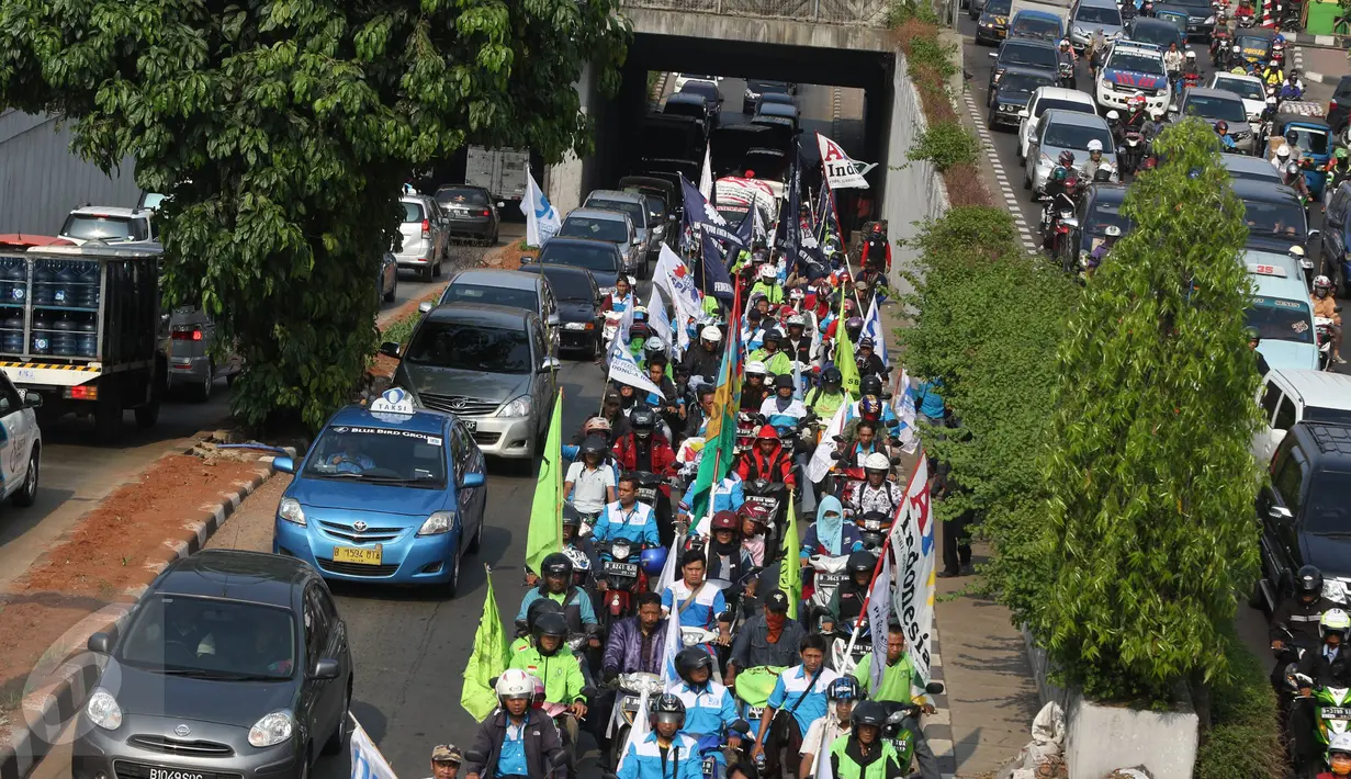 Gerakan Buruh Indonesia-Komite Aksi Upah (GBI-KAU) melakukan aksi long march menuju Tugu Proklamasi, Jakarta, Jumat (20/11). Aksi ini bagian dari jalan kaki Bandung-Jakarta menolak PP 78 th 2015 tentang pengupahan. (Liputan6..com/Immanuel Antonius)