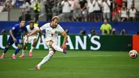 Penyerang Inggris bernomor punggung 09, Harry Kane, menendang dan mencetak gol dari penalti yang diulang selama pertandingan Grup L Piala Dunia 2026 antara Inggris dan Kroasia di Stadion Dallas di Arlington pada 18 Juni 2026. (Paul ELLIS/AFP)