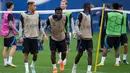 (Dari kiri) Pemain Barcelona Raphinha, Franck Kessie, Ousmane Dembele dan rekan satu tim menghadiri sesi latihan bersiap menjamu Inter Milan pada matchday 4 Grup C Liga Champions di tempat latihan Joan Gamper di Sant Joan Despi, Selasa (11/10/2022). Sebagaimana diketahui, Barcelona baru mengantongi tiga poin dari tiga pertandingan dan tertahan di posisi tiga klasemen sementara Grup C. (Josep LAGO / AFP)