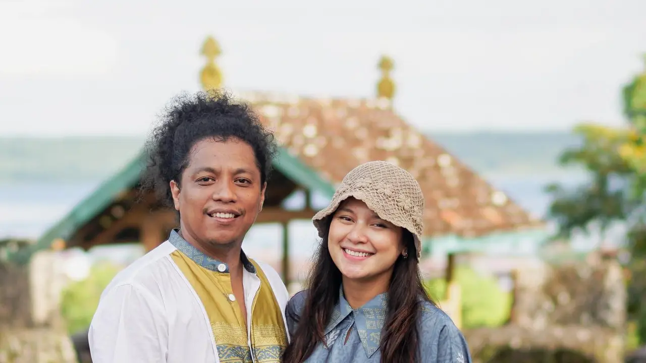 7 Potret Indah Permatasari dan Arie Kriting Nikmati Baby Moon di Pulau Buton