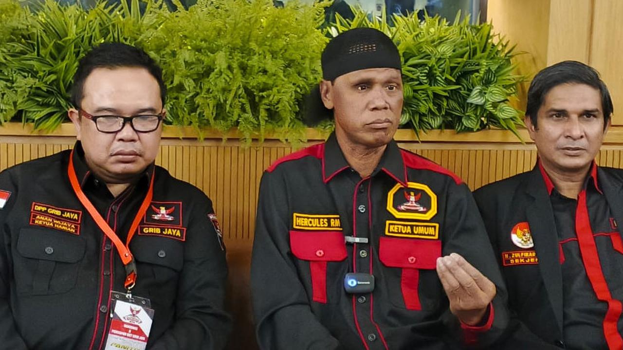 Ketua Umum DPP Grib Jaya, Hercules Rosario de Marshal (tengah) (Istimewa)