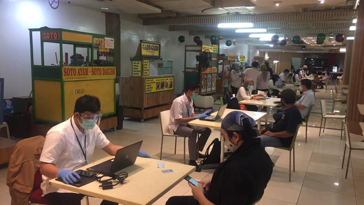 Pedagang penerima vaksin Covid-19 didata oleh petugas di lantai 8 Pasar Tanah Abang