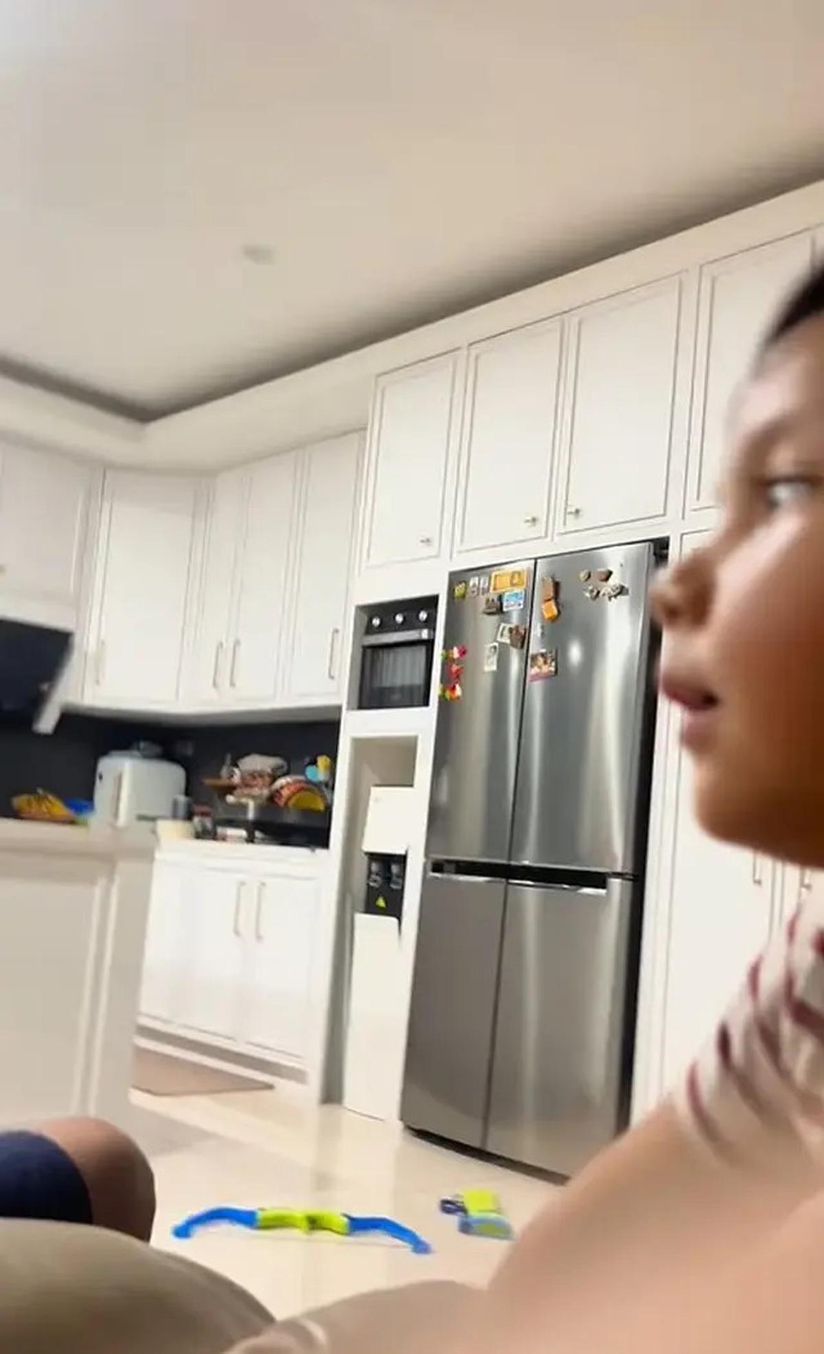 Potret Ruang TV di Rumah Arie Kriting dan Indah Permatasari, Langsung Terhubung dengan Dapur
