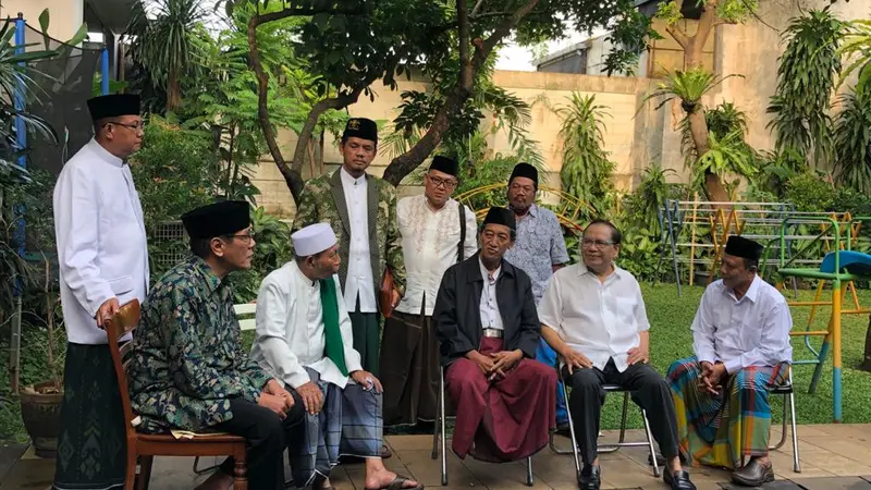 KH. Agus Solachul Aam (Gus Aam), cucu KH. Abdul Wahab Hasbullah saat bersilaturahmi ke sahabatnya Rizal Ramli. (Istimewa).