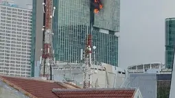 Kobaran api terlihat dari gedung Swiss-Belhotel di daerah Kelapa Gading, Jakarta Utara, Minggu (7/8/2016). Bagian atas gedung tersebut terbakar dan hingga kini sedang dipadamkan. (Istimewa)