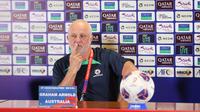 Pelatih kepala Timnas Australia, Graham Arnold menghadiri konferensi pers jelang laga kualifikasi Piala Dunia 2026 menghadapi Indonesia di Ruang Konferensi Pers Stadion Utama Gelora Bung Karno (SUGBK), Senayan, Jakarta, Senin (9/9/2024). (Bola.com/Abdul Aziz)