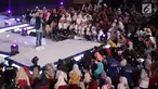 Indiepreneur Panjdi Pragiwaksono berinteraksi dengan peserta Emtek Goes To Campus 2018 di Universitas Negeri Semarang (UNNES), Semarang, Kamis (19/7). Panjdi Pragiwaksono membagi ilmu dan pengalamannya di EGTC 2018. (Liputan6.com/Herman Zakharia)