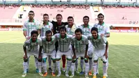 Tim  Surabaya United Saat bertanding pada laga Piala Jenderal Sudirman di Stadion Maguwoharjo, Sleman, Minggu (13/12/2015). (Bola.com/Nicklas Hanoatubun)