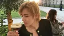 <p>1. V, yang merupakan penari utama, sub-vokalis, dan visual BTS, mendapat peringkat sebagai idola K-Pop paling terkenal di dunia! Dia memiliki bakat di banyak bidang, dalam musik dan akting serta fotografi, fashion, dan juga menggambar, belum lagi visualnya yang sangat tampan. (Foto: Instagram/ taehyung.bighitentertainment)</p>