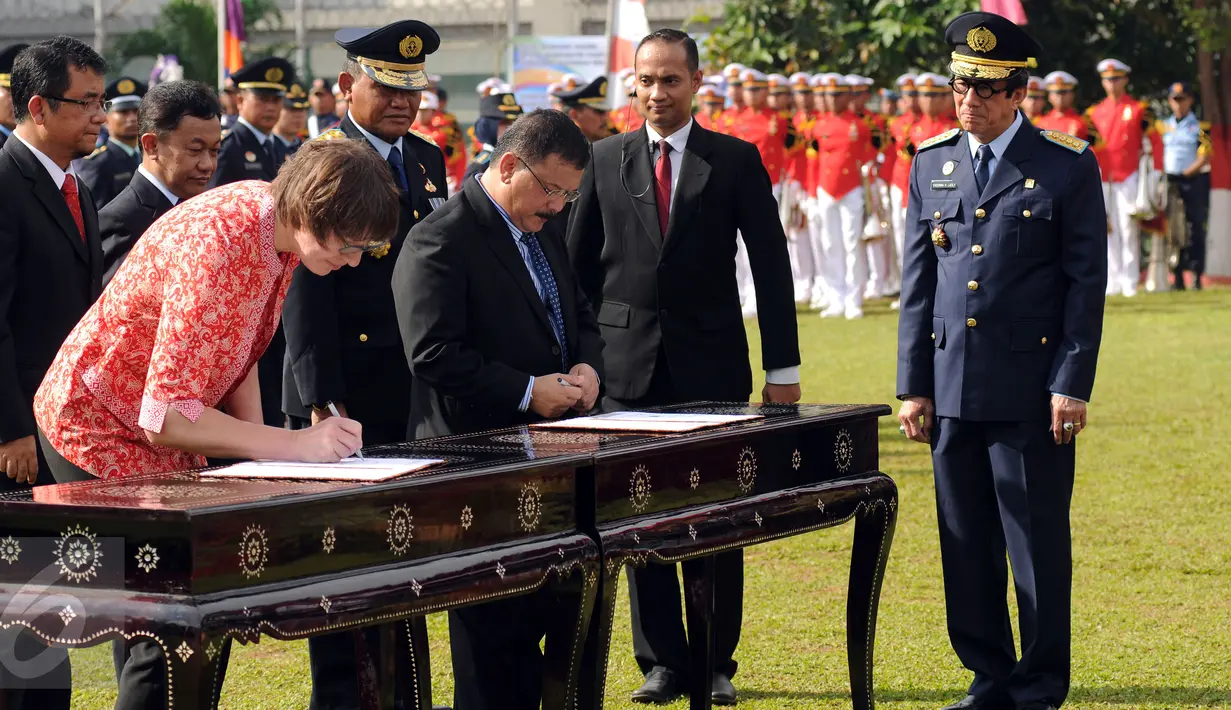 Menteri Hukum dan HAM, Yasonna H Laoly (kanan) menyaksikan penandatanganan MoU dengan pihak terkait saat peringatan Hari Pemasyarakatan ke-52 di Lapas Cipinang, Jakarta, Rabu (27/4/2016). (Liputan6.com/Helmi Fithriansyah)