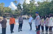Waspada Gelombang Pasang: BPBD Bangka Ingatkan Pengunjung Pantai Matras di Libur Nataru