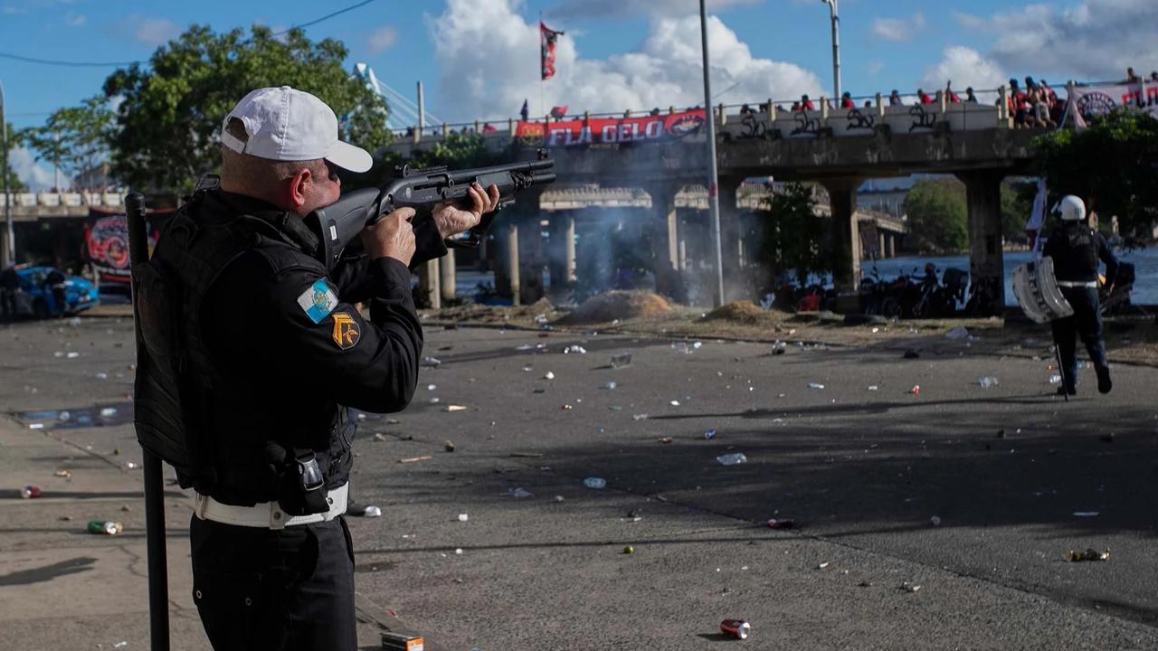 FOTO: Bentrokan Polisi dan Suporter Warnai Keberangkatan Flamengo