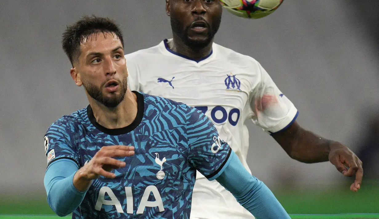Gelandang Tottenham Hotspur, Rodrigo Bentancur menatap bola saat bertanding melawan Marseille pada pertandingan D Liga Champions di Stade Velodrome di Marseille, Prancis, Rabu (2/11/2022). Tottenham menang atas Marseille dengan skor 2-1. (AP Photo/Daniel Cole)