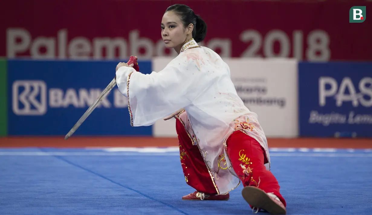 Atlet wushu Indonesia, Lindswell Kwok, saat beraksi pada Asian Games di JIExpo, Jakarta, Senin, (20/8/2018). (Bola.com/Vitalis Yogi Trisna)