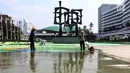 Pekerja membersihkan kolam air mancur di halaman depan Gedung Parlemen MPR/DPR-DPD, Senayan, Jakarta, Sabtu (4/8). Sidang Tahunan MPR akan berlangsung tanggal 16 Agustus 2018 dan juga untuk bersiap menyambut Asian Games 2018. (Liputan6.com/Johan Tallo)