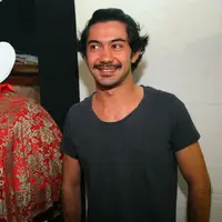 Aktor yang sukses membawakan beberapa tokoh, Reza Rahadian dipercaya memerankan sosok seniman Betawi serba bisa Benyamin. Dalam film terbarunya, Benyamin Biang Kerok, Reza memerankan sosok Pangky. (Nurwahyunan/Bintang.com)