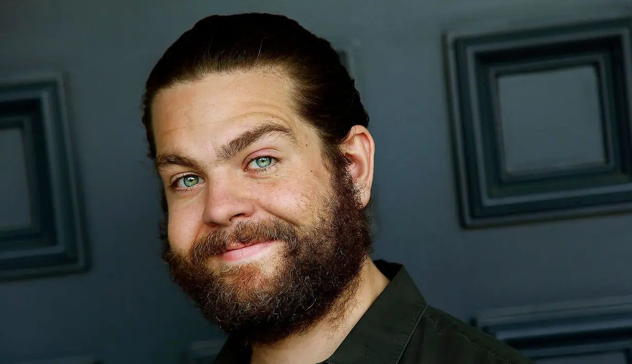 Jack Osbourne enyelamatkan seorang wanita yang terkena serangan jantung saat berenang di Hawaii. Ia pun tetap menolong wanita itu sampai ambulans datang. (Los Angeles Times)
