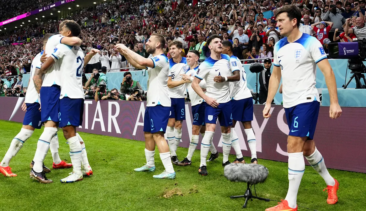 <p>Pemain Inggris merayakan gol kedua timnya ke gawang Wales yang dicetak oleh Phil Foden saat matchday ketiga Grup B Piala Dunia 2022 di Ahmad Bin Ali Stadium, Rabu (30/11/2022). (AP/Pavel Golovkin)</p>