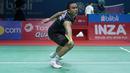 Khosit Phetpradab  mencoba mengembalikan kok ke arah Tommy Sugiarto pada babak pertama Indonesia Open 2018 di Istora Senayan, Jakarta, (4/6/2018). Tommy menang 20-22 21-10 21-16.  (Bola.com/Nick Hanoatubun)