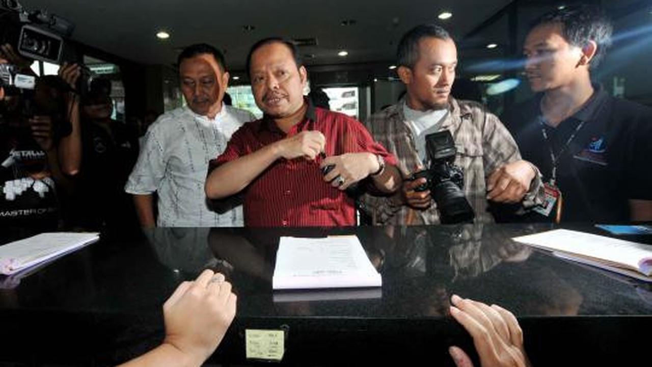 Wakil Ketua Fraksi Demokrat  Sutan Bhatoegana  memberikan keterangna k 