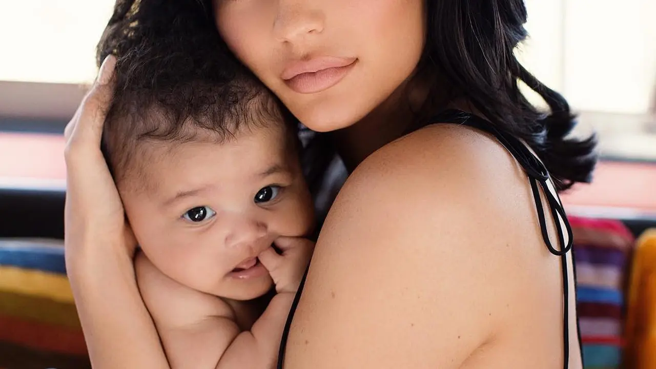 [Bintang] Kylie Jenner - Stormi