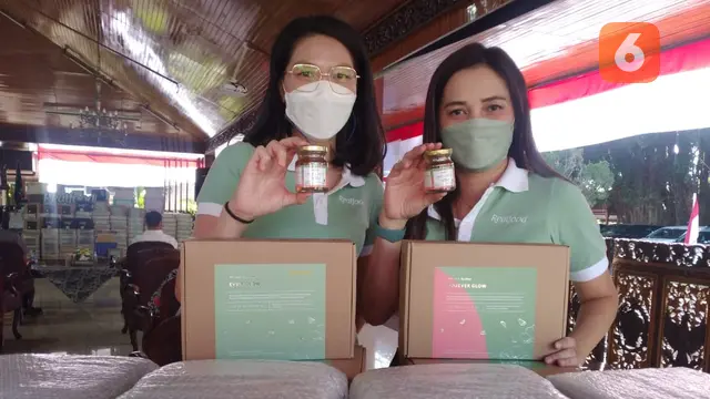 PT Realfood Winta Asia memberikan donasi bantuan berupa minuman kesehatan Realfood yang terbuat dari sarang burung walet kepada pasien Covid-19 dan tenaga kesehatan di Blora. (liputan6.com/Ahmad Adirin)