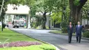 Perdana Menteri Hongaria, Y.M. Tuan Viktor Orban (kanan) berjalan bersama Presiden Joko Widodo di Istana Merdeka, Jakarta, Senin (1/2). Kunjungan tersebut menyepakati sejumlah perjanjian kerjasama kedua negara. (Liputan6.com/Faizal Fanani)