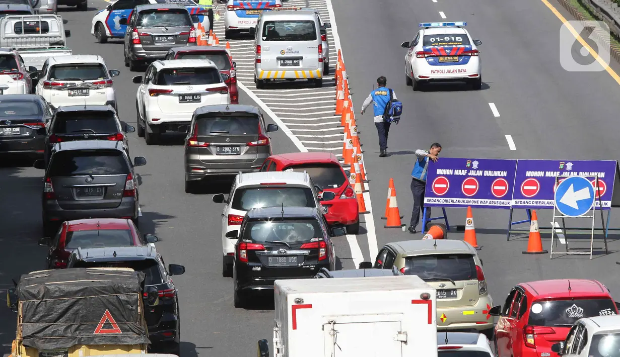 <p>Petugas memasang barikade di Tol Dalam Kota yang mengarah ke Tol Cikampek di Jakarta, Jumat (6/5/2022). Polda Metro Jaya memberlakukan penutupan akses menuju Tol Jakarta-Cikampek dari arah Tol Dalam Kota dan Tol Priok guna mengantisipasi terjadinya kepadatan lalu lintas pada arus balik Lebaran 2022. (Liputan6.com/Herman Zakharia)</p>