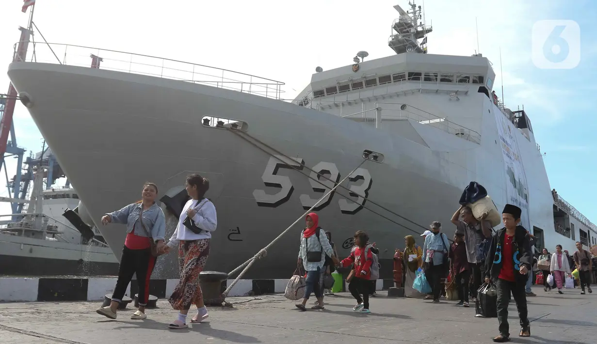 Sejumlah pemudik yang menggunakan KRI Banda Aceh-593 tiba di Dermaga Komando Lintas Laut Militer (Kolinlamil), Tanjung Priok, Jakarta, Senin (15/4/2024). (Liputan6.com/Herman Zakharia)