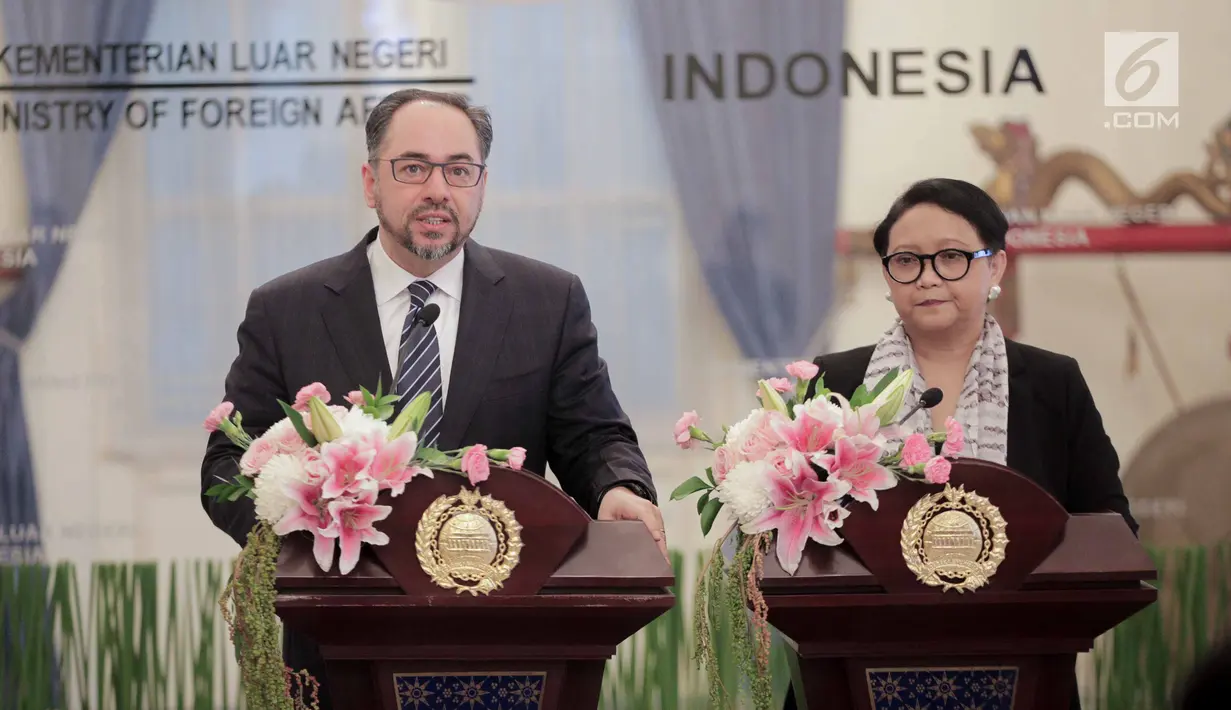 Menlu Afghanistan Salahuddin Rabbani (kiri) bersama Menlu Retno Marsudi memberi keterangan usai pertemuan bilateral di Kantor Kemenlu, Jakarta, Jumat (15/3). Pertemuan membahas proses perdamaian di Afghanistan. (Liputan6.com/Faizal Fanani)