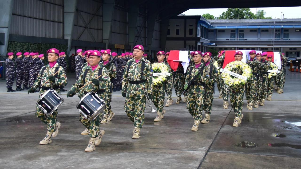 FOTO: Pangkormar Pimpin Pelepasan Prajurit Marinir Korban Longsor Cisarua