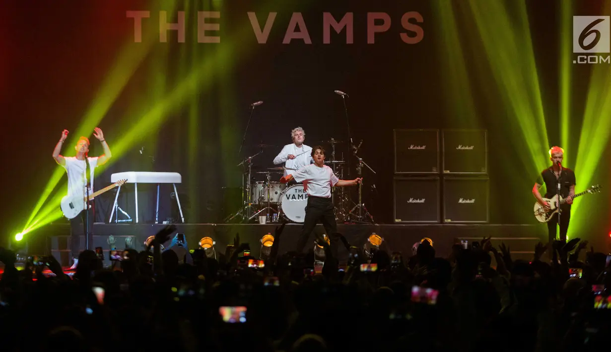Aksi grup band asal Inggris, The Vamps saat tampil dalam konser bertajuk 'The Vamps Four Corners Tour 2019' di Jakarta, Rabu (14/8/2019). The Vamps tampil dengan membawakan sejumlah lagu hits mereka di antaranya All Night, All the Lies, dan Missing You. (Liputan6.com/Faizal Fanani)